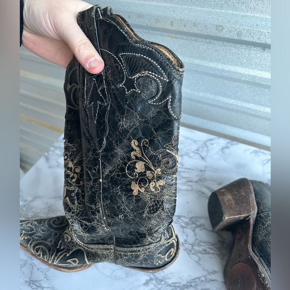 Women’s Corral Distressed Black And Gold Embroide… - image 4